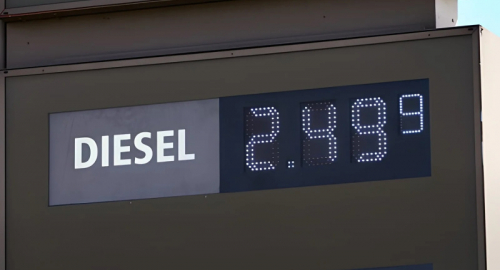Carburanti, nuovi rincari: diesel a 2,375 euro in autostrada